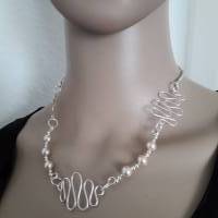 Wunderschönes Collier mit echten Perlen und versilberten Loops-Elementen Bild 1