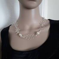 Wunderschönes Collier mit echten Perlen und versilberten Loops-Elementen Bild 2