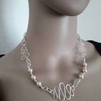 Wunderschönes Collier mit echten Perlen und versilberten Loops-Elementen Bild 5