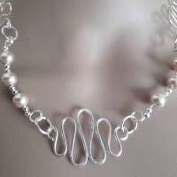 Wunderschönes Collier mit echten Perlen und versilberten Loops-Elementen Bild 6