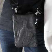 Handy-Gürteltäschchen aus echtem Glattleder in schwarz, mit abnehmbaren, gemusteren Gurtband Bild 2