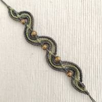 bezauberndes Makramee Armband Waves in olivgrün und hellgrün mit bronzefarbenen Metallperlen Bild 2