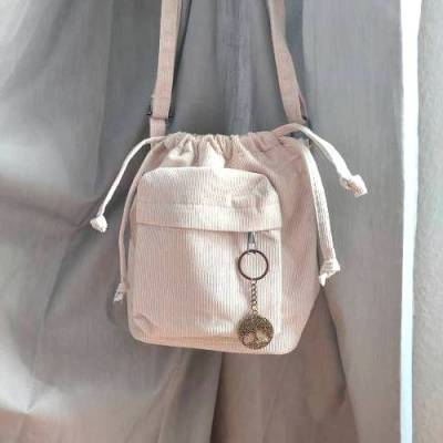 Umhängetasche aus Cord in Beige, Wandertasche, Handytasche, kleine praktische Tasche mit Taschen, Tasche verziert