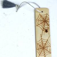 Lesezeichen Holz graviert personalisiert Kleines Geschenk Idee Spinnennetz Bild 1