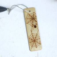 Lesezeichen Holz graviert personalisiert Kleines Geschenk Idee Spinnennetz Bild 2