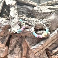 Süße „Daisy“ Ohrringe mit kleinen bunten Blümchen aus Rocaillesperlen Bild 1