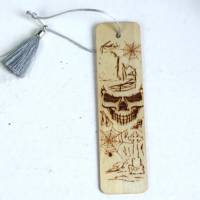 Lesezeichen Holz graviert personalisiert Kleines Geschenk Idee Skull Totenkopf Bild 1