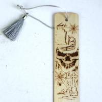 Lesezeichen Holz graviert personalisiert Kleines Geschenk Idee Skull Totenkopf Bild 2