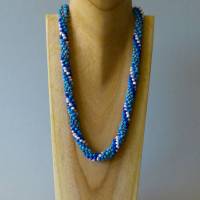 Häkelkette - Blaue Welle - in Blautönen mit weiß und silber, Länge 55 cm, Halskette aus Glasperlen gehäkelt, Perlenkette Bild 3