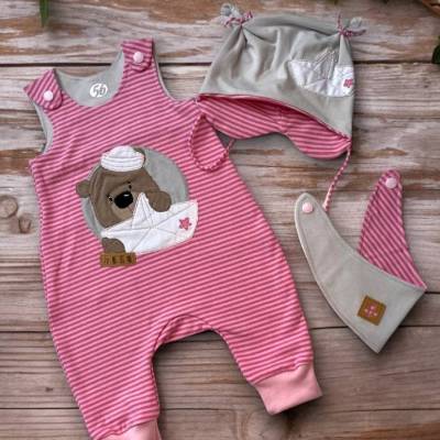 Handgefertigtes Newbornset in pink-rosa gestreift mit Teddy & Segelboot – Strampler, Mütze & Halstuch, Gr. 56