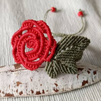 bezauberndes Makramee Armband Rose mit 3-fach Blatt