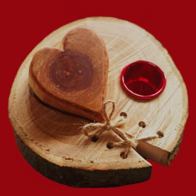 Holzscheibe mit ausgesägtem Herz, Kerzenhalter und Schnürung Massivholz Buche