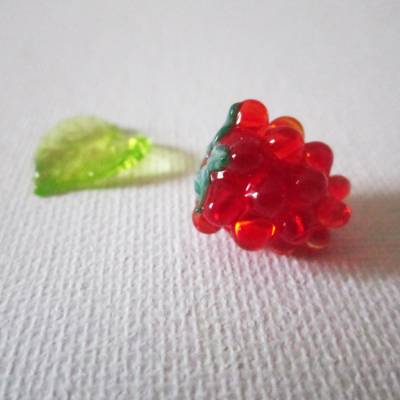 2 köstliche Himbeeren Perlen mit grünen Blättchen aus Murano Glas, Rot, 14x12 mm
