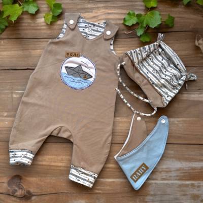 Handgefertigtes Newbornset beige mit Papierboot – Maritimer Strampler, Mütze & Halstuch als Geschenk