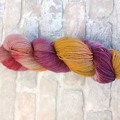 Sockenwolle mit Tweed, handgefärbt,lila, Natur gelb