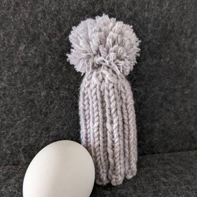 Süße Pudelmützen Eierwärmer aus Wolle hellgrau