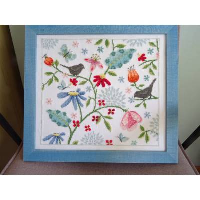 Einzigartig schön kreuzstichbesticktes Bild mit Phantasiedekor. In hellblauem Holzrahmen