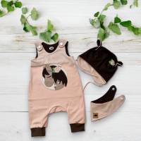 Handgefertigtes Newbornset: sanftes apricot mit gesticktem braunem Pferd und Blume - Strampler, Mütze und Halstuch Bild 1