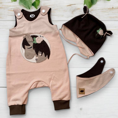 Handgefertigtes Newbornset in Apricot mit gesticktem braunem Pferd – Strampler, Mütze & Halstuch Größe 56
