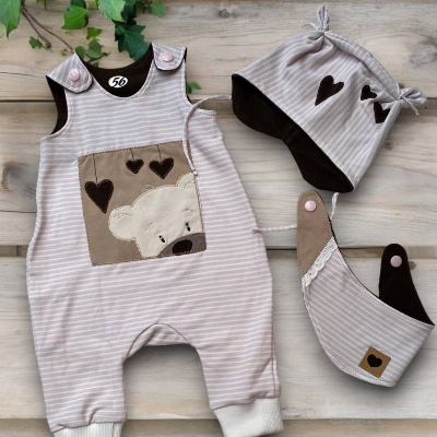 Handgefertigtes Newbornset – Rose-weiß gestreifter Strampler mit Bär-Motiv als Geschenk