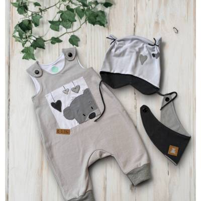 Handgefertigtes Newbornset in Hellgrau – Strampler mit Bär-Motiv, Mütze & Halstuch – Genderneutral & Geschenkidee