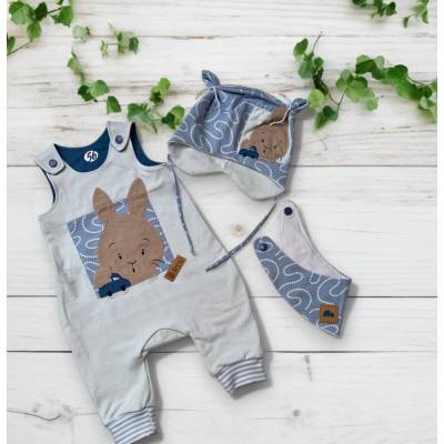 Handgefertigtes Newbornset rauchblau – Strampler mit gesticktem Bär & Hase, Geschenk zur Geburt