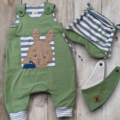 Handgemachtes Newbornset: Salbeigrüner Strampler mit Hasenmotiv – Geschenk zur Geburt