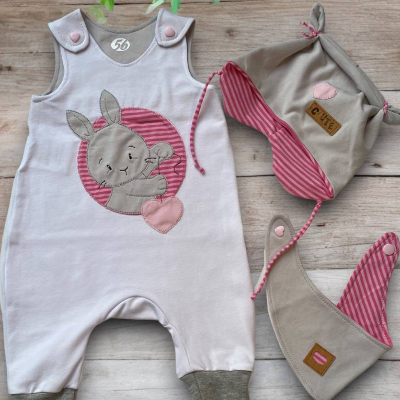 Handgefertigtes Newbornset: Weißer Strampler mit Hasenmotiv – Perfekt als Geschenk zur Geburt