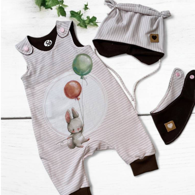 Handgefertigtes Newbornset rosa-weiß gestreift mit Hasenmotiv – Strampler, Mütze & Halstuch für besondere Anlässe