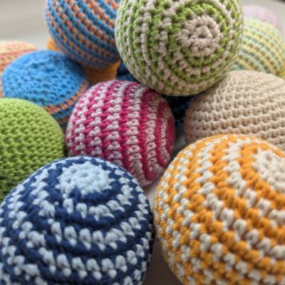 3er Set Jonglierbälle Wurfbälle Kickball gehäkelt