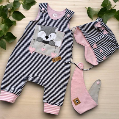 Handgemachtes Newbornset: Strampler schwarz-weiß-rosa mit Waschbär – Geschenk zur Geburt