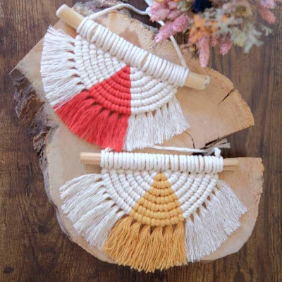 Kleiner halbrunder Makramee Wandbehang in Rot oder Gelb - Handmade Geschenkidee & Deko für den Campervan