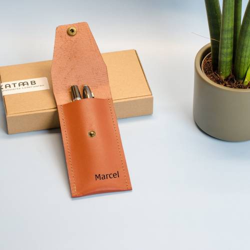 Monogramm-Federtasche. Bleistifthalter aus Leder.Leder Stifthülle. Personalisiertes Stifteetui. Monogram Stifteetui. Gra