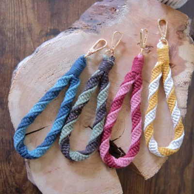 Gedrehter Makramee Schlüsselanhänger in kurz – handgefertigtes Geschenk & Unikat in verschiedenen Farben