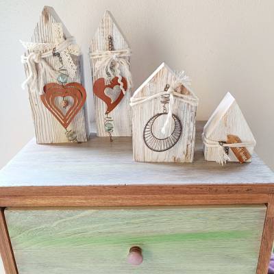 Dekohäuschen aus Holz verziert