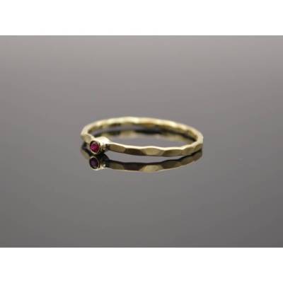 Feiner 585er Goldring gehämmert  mit Rubin 