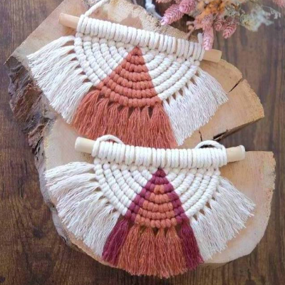 Kleiner halbrunder Makramee Wandbehang in Rotbraun & Weinrot - Handmade Geschenkidee & Deko für den Campervan