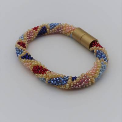 Armband, Häkelarmband, bunte Rauten blau, rot, creme, Länge 18 cm, Glasperlen gehäkelt, Perlenarmband