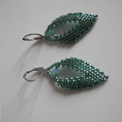 Ohrhänger metallic grün kleines Blatt Peyote