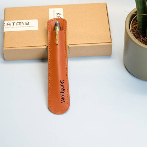 Lederetui für einen Kugelschreiber mit Gravur. Personalisiertes Stiftetui aus Leder. Leder Stifthülle mit Namen Gravur.G