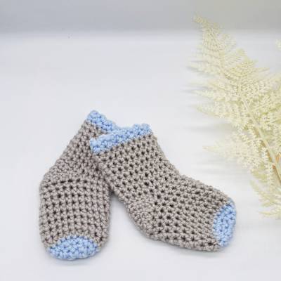 Babysöckchen 0-1 Monate grau blau Mädchen Junge Puppenkleidung handmade Babysocken Babygirl Babyboy Mitbringsel