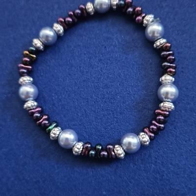 Armband, Perlenarmband Perlen in den Farben hellblau, in verschiedenen Farben schimmernd, silber Gummiband