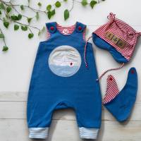 Handgefertigtes maritimes Newbornset: mittelblauer Strampler mit Papierboot-Motiv - Perfekt als Geschenk! Bild 1