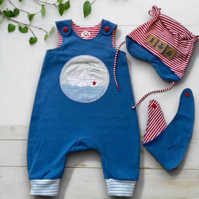 Handgefertigtes maritimes Newbornset – Mittelblauer Strampler mit Papierboot & Herz – Geschenkidee zur Geburt
