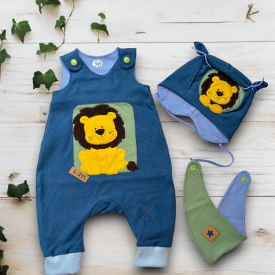 Handgefertigtes Newbornset aus rauchblauem Jersey mit Löwen-Motiv – Strampler, Mütze & Halstuch für besondere Anlässe