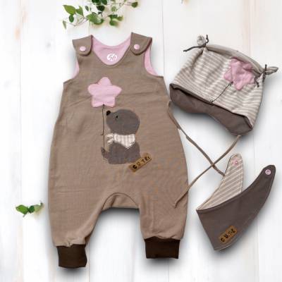 Handgefertigtes Newbornset: Hellbrauner Strampler mit Hund & Zubehör – Geschenkidee zur Geburt