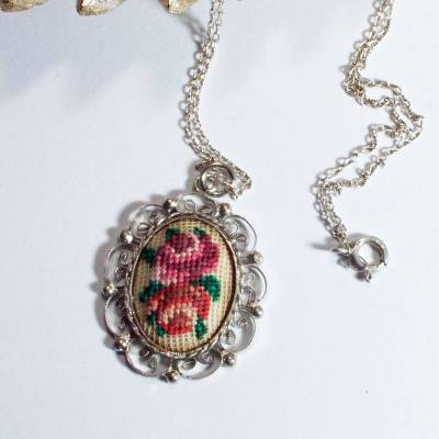 Alter Vintage Trachten Anhänger Rosen Stickerei Petit Point Schmuck 50er 60er Jahre