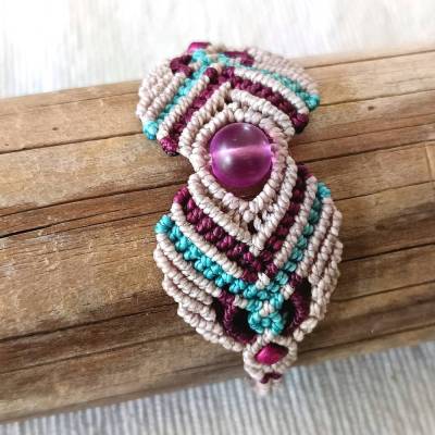 bezauberndes Makramee Armband in beige mit farblichen Akzenten in bordeaux und smaragdgrün sowie Glas- und Holzperlen