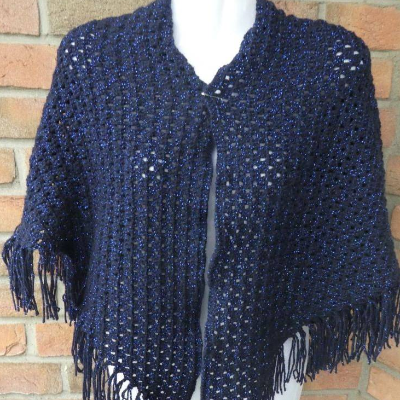 Gehäkeltes Dreieckstuch mit Franseln - blau/blaumetallic (170 cm x 88 cm)