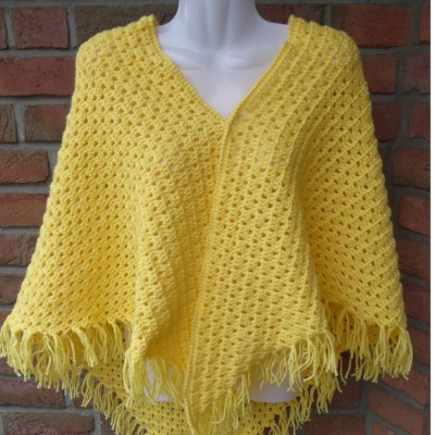 Gehäkeltes Dreieckstuch mit Franseln - gelb (182 cm x 93 cm)
